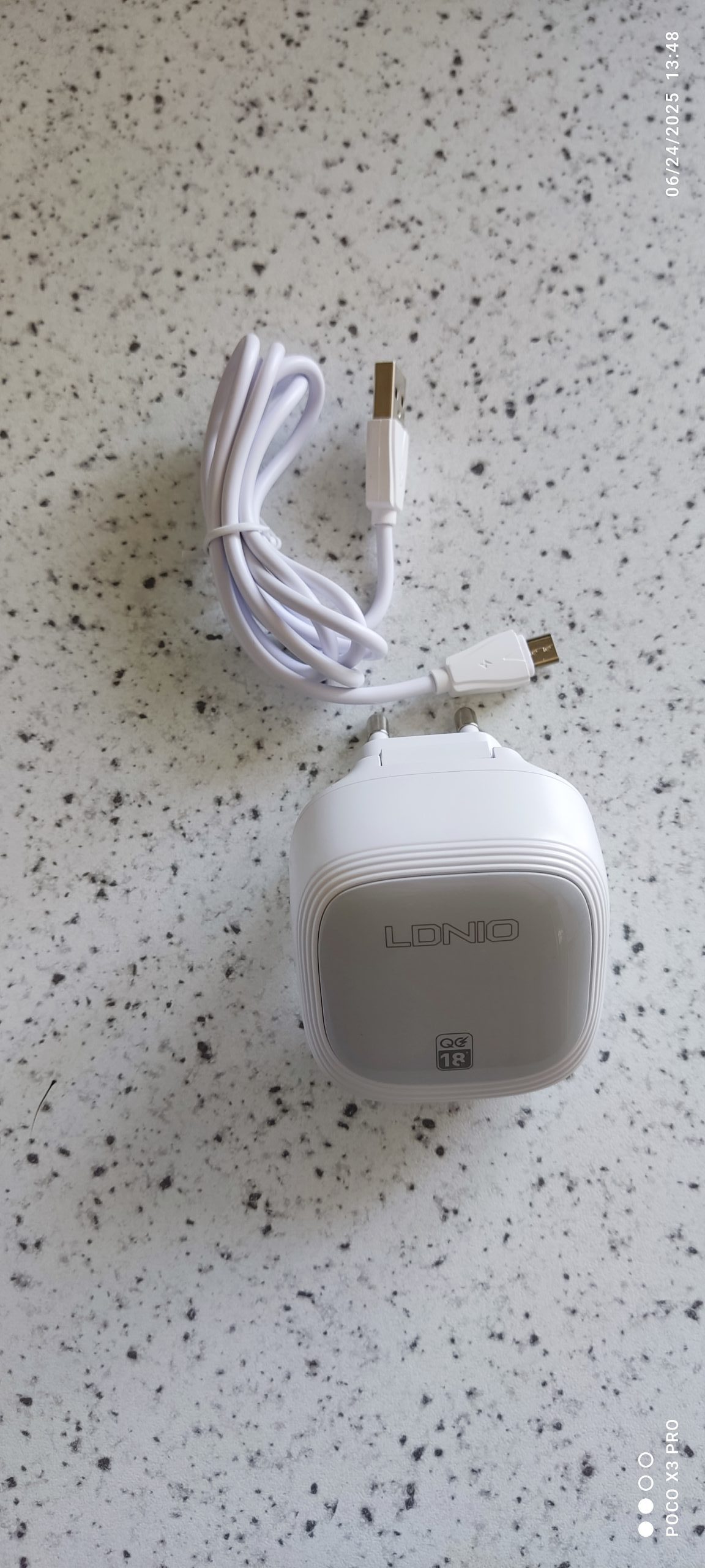 شارژر دیواری LDNIO مدل A2512Q 3 عکس شارژر LDNIO سفید با طراحی حرفهای