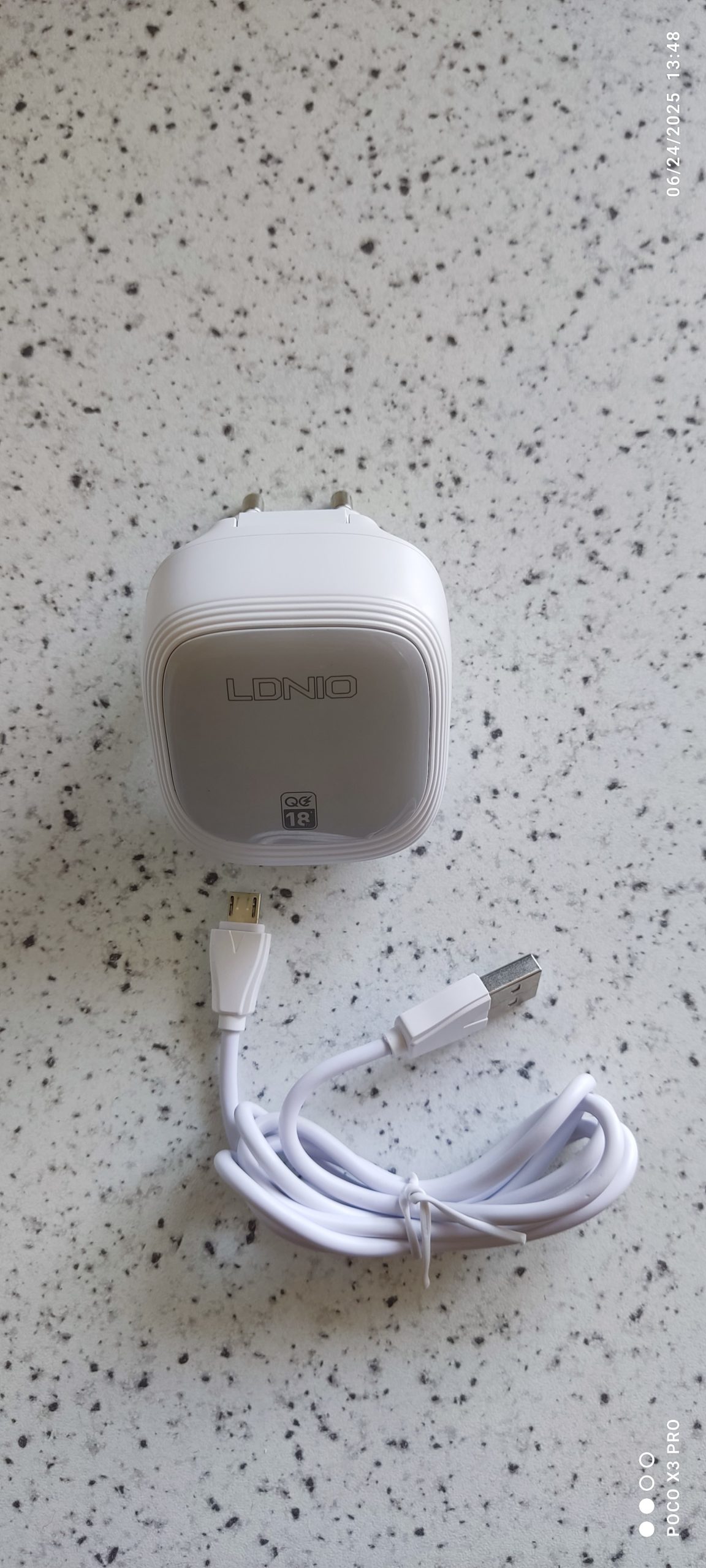 شارژر دیواری LDNIO مدل A2512Q 4 عکس شارژر LDNIO سفید با طراحی حرفهای